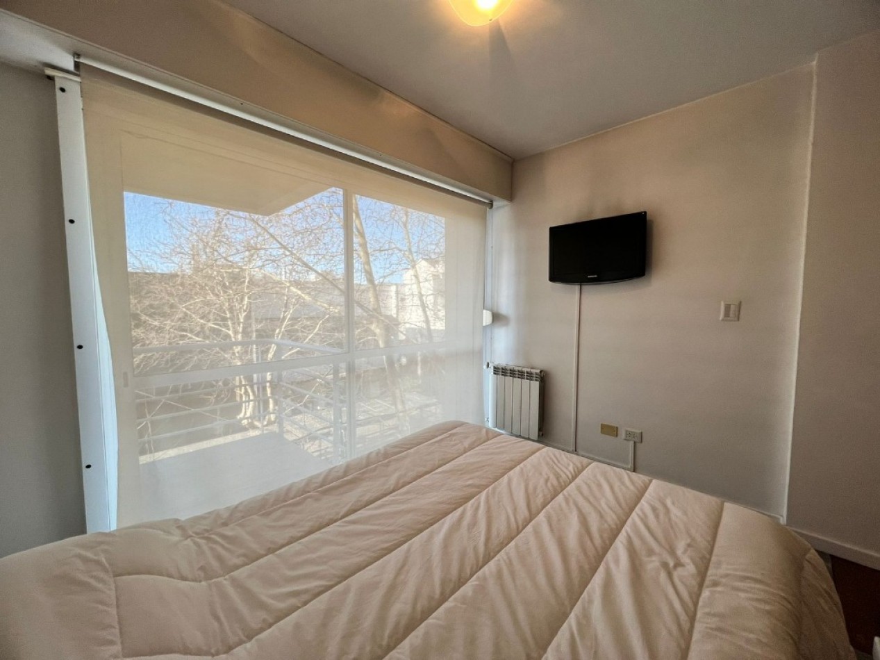 Departamento de 2 ambientes en duplex a la calle con balcon con cochera en el edificio