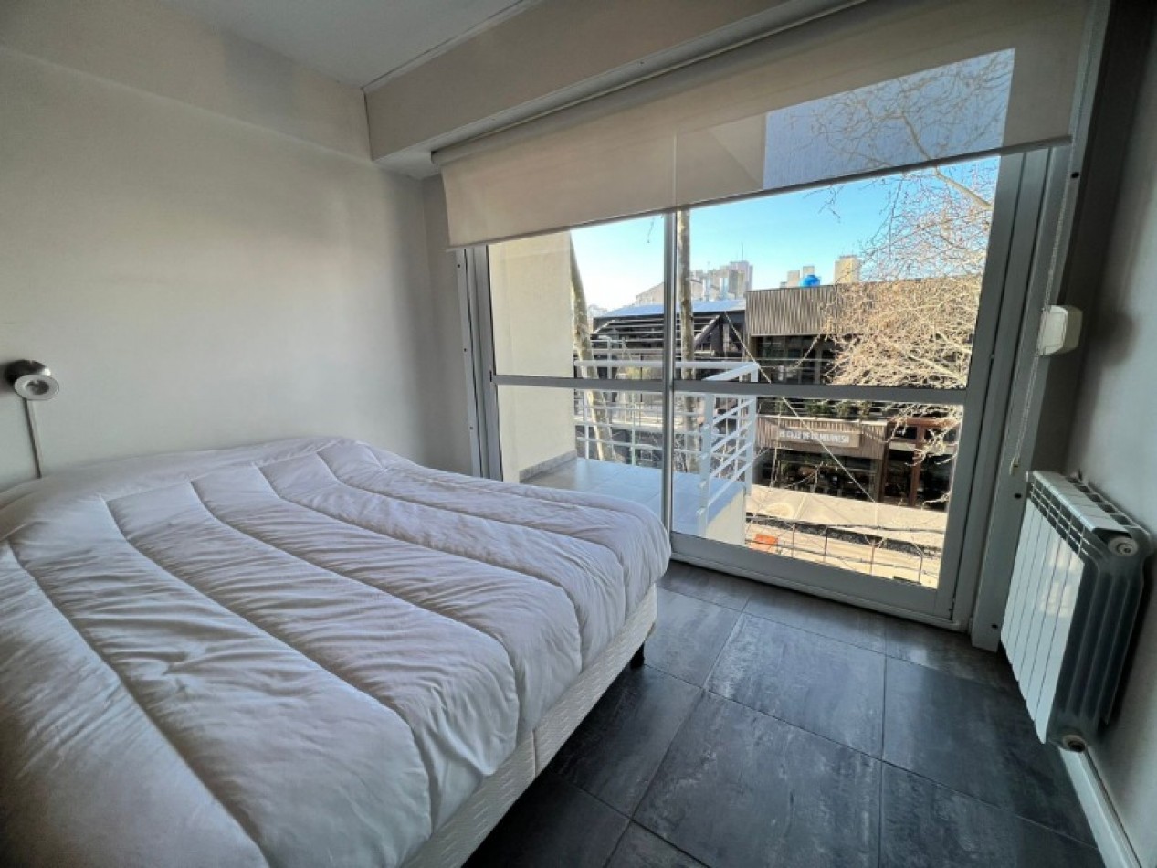 Departamento de 2 ambientes en duplex a la calle con balcon con cochera en el edificio