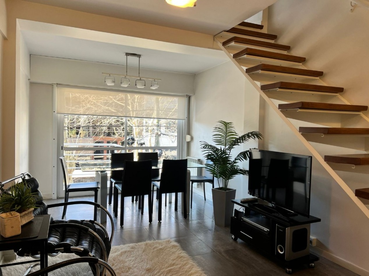 Departamento de 2 ambientes en duplex a la calle con balcon con cochera en el edificio