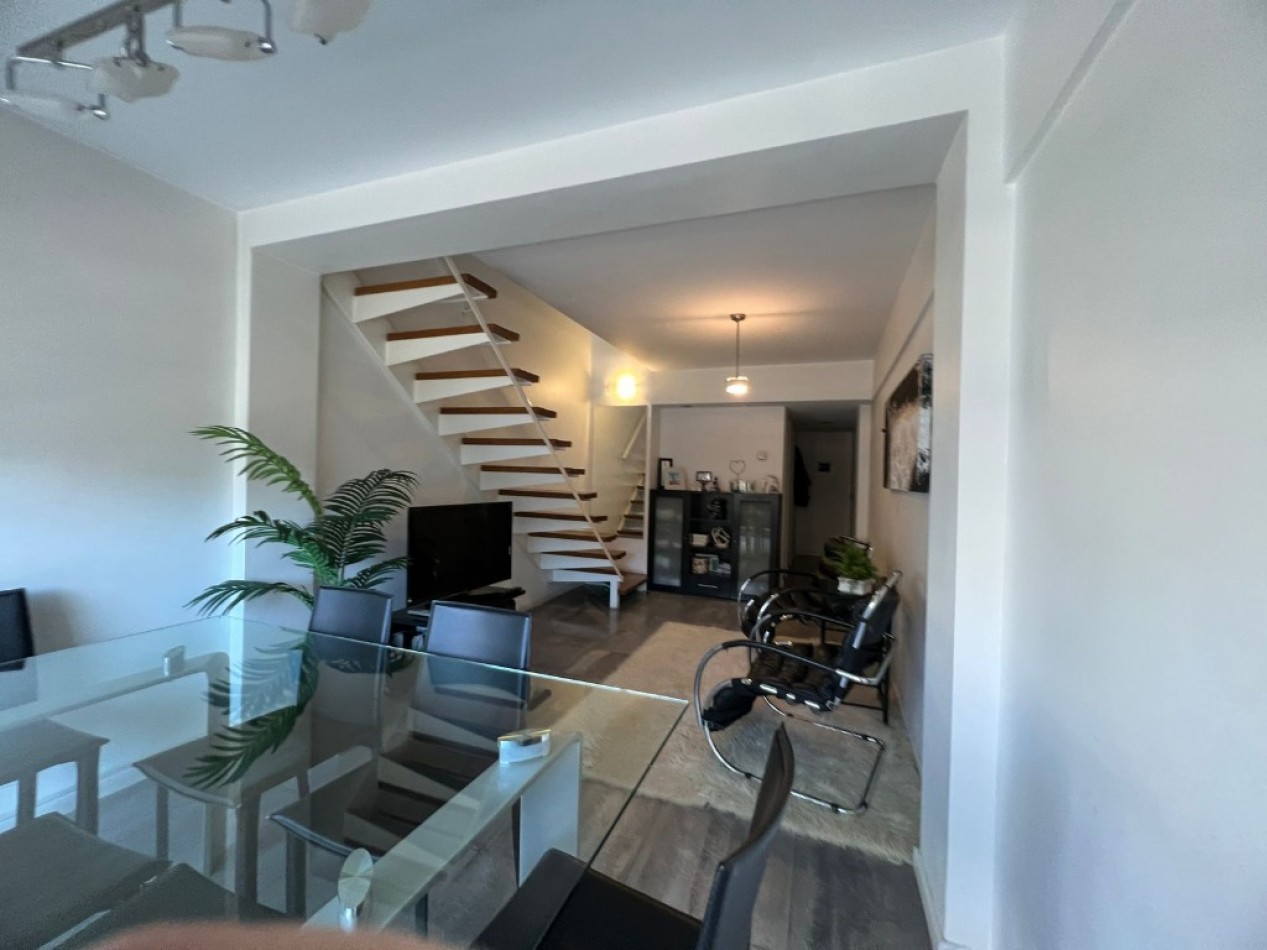 Departamento de 2 ambientes en duplex a la calle con balcon con cochera en el edificio