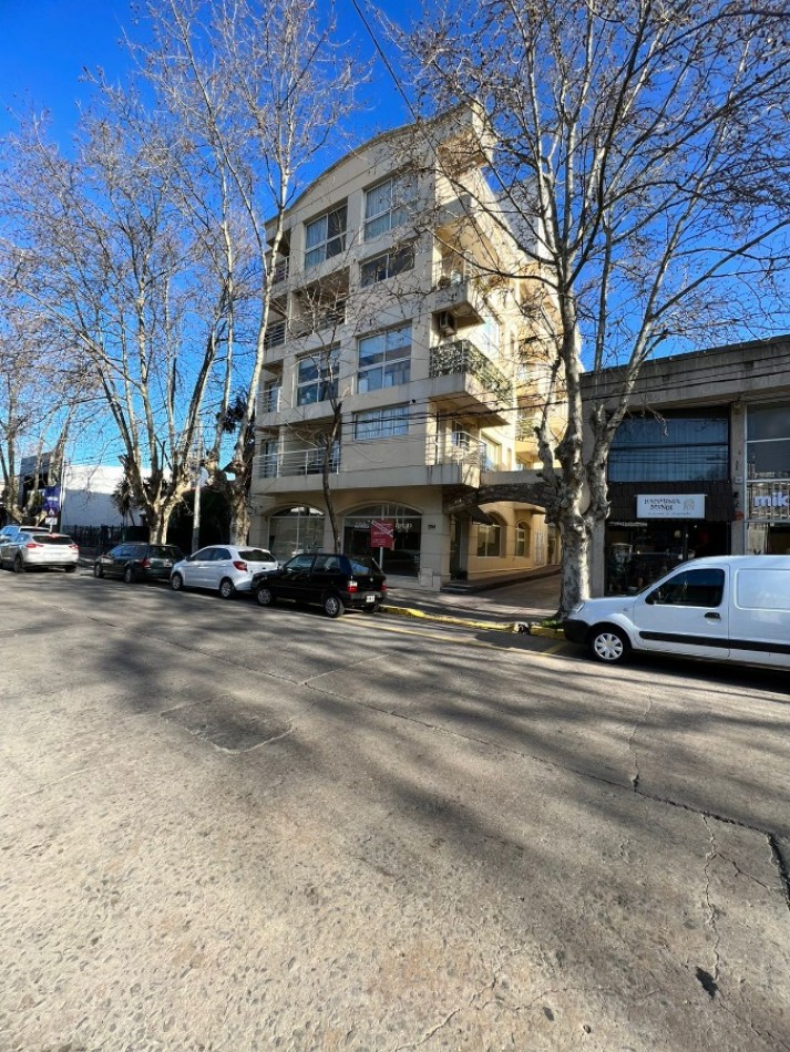 Departamento de 2 ambientes en duplex a la calle con balcon con cochera en el edificio