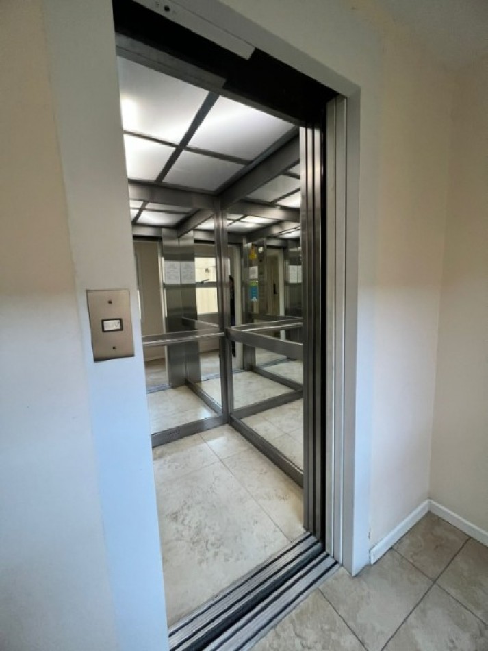 Departamento de 2 ambientes en duplex a la calle con balcon con cochera en el edificio
