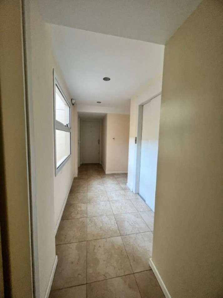 Departamento de 2 ambientes en duplex a la calle con balcon con cochera en el edificio