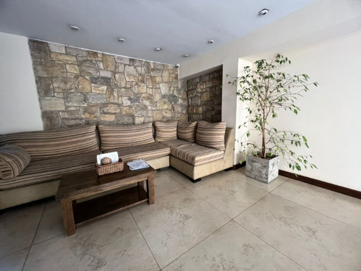 Departamento de 2 ambientes en duplex a la calle con balcon con cochera en el edificio