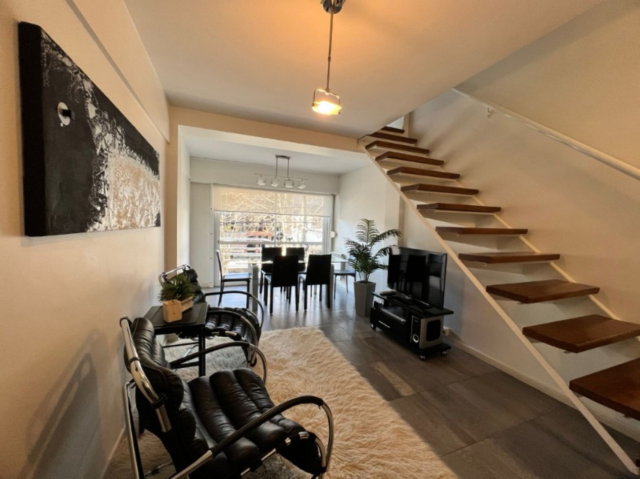 Departamento de 2 ambientes en duplex a la calle con balcon con cochera en el edificio
