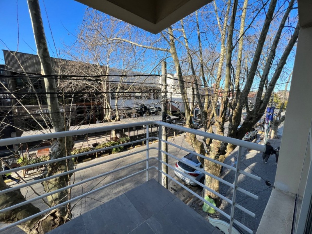 Departamento de 2 ambientes en duplex a la calle con balcon con cochera en el edificio