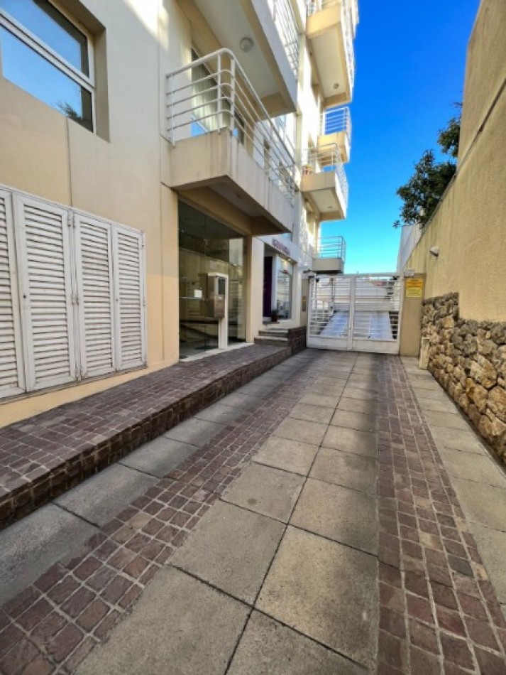 Departamento de 2 ambientes en duplex a la calle con balcon con cochera en el edificio