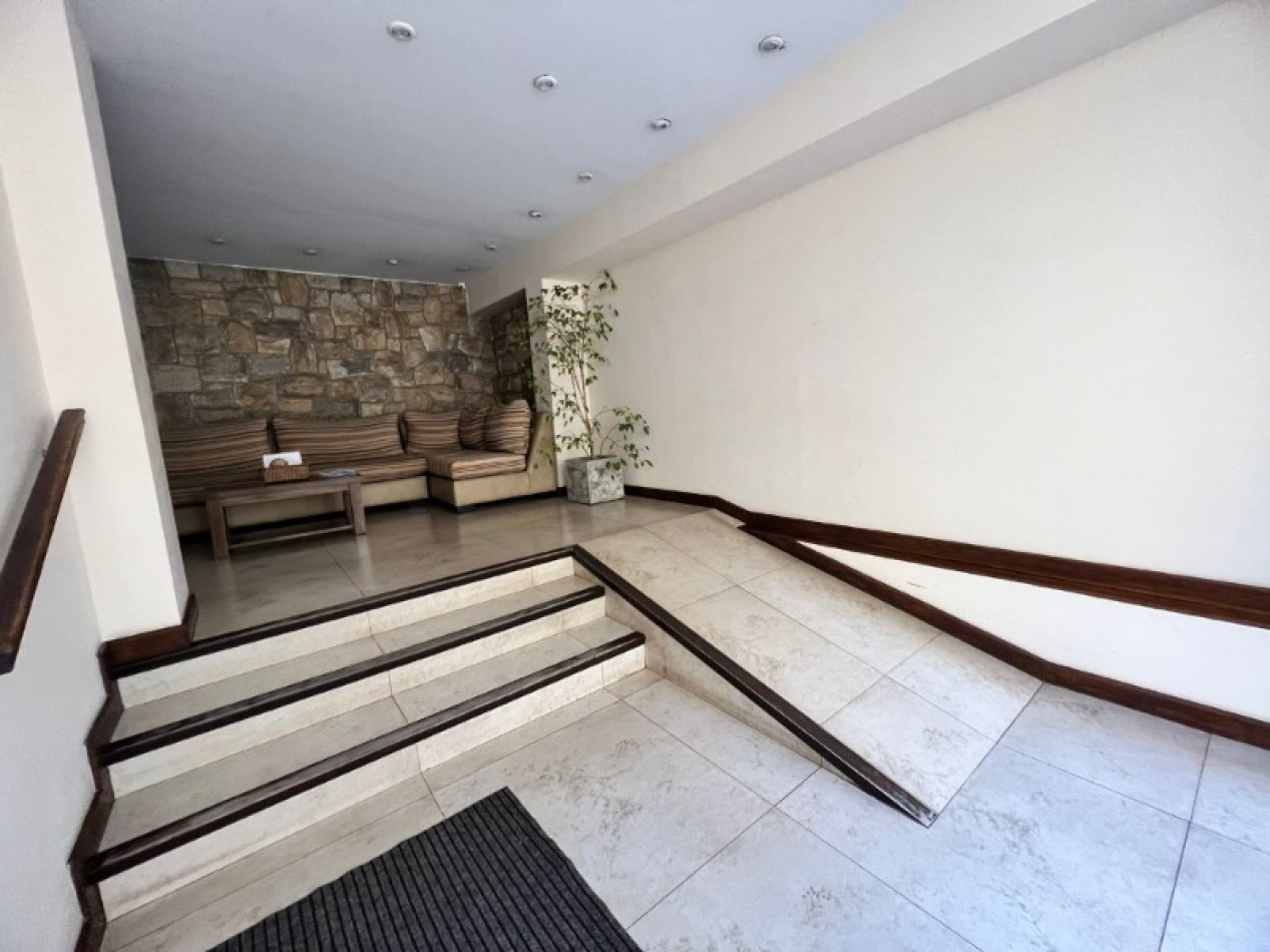 Departamento de 2 ambientes en duplex a la calle con balcon con cochera en el edificio