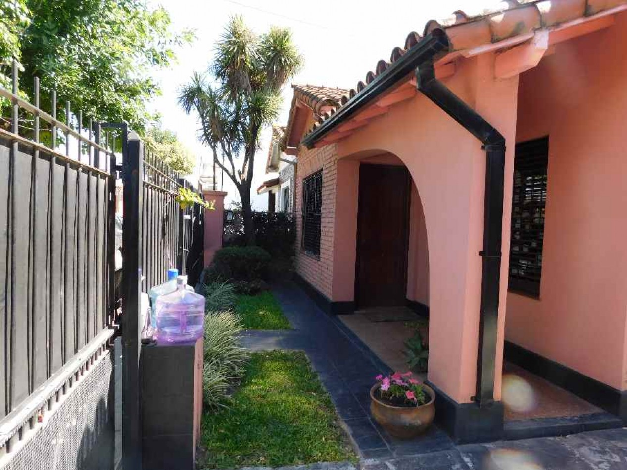 CHALET CON LOCAL EN VENTA. CASTELAR SUR. GRAN BUENOS AIRES