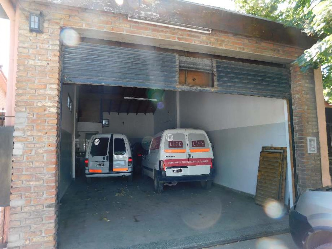 CHALET CON LOCAL EN VENTA. CASTELAR SUR. GRAN BUENOS AIRES