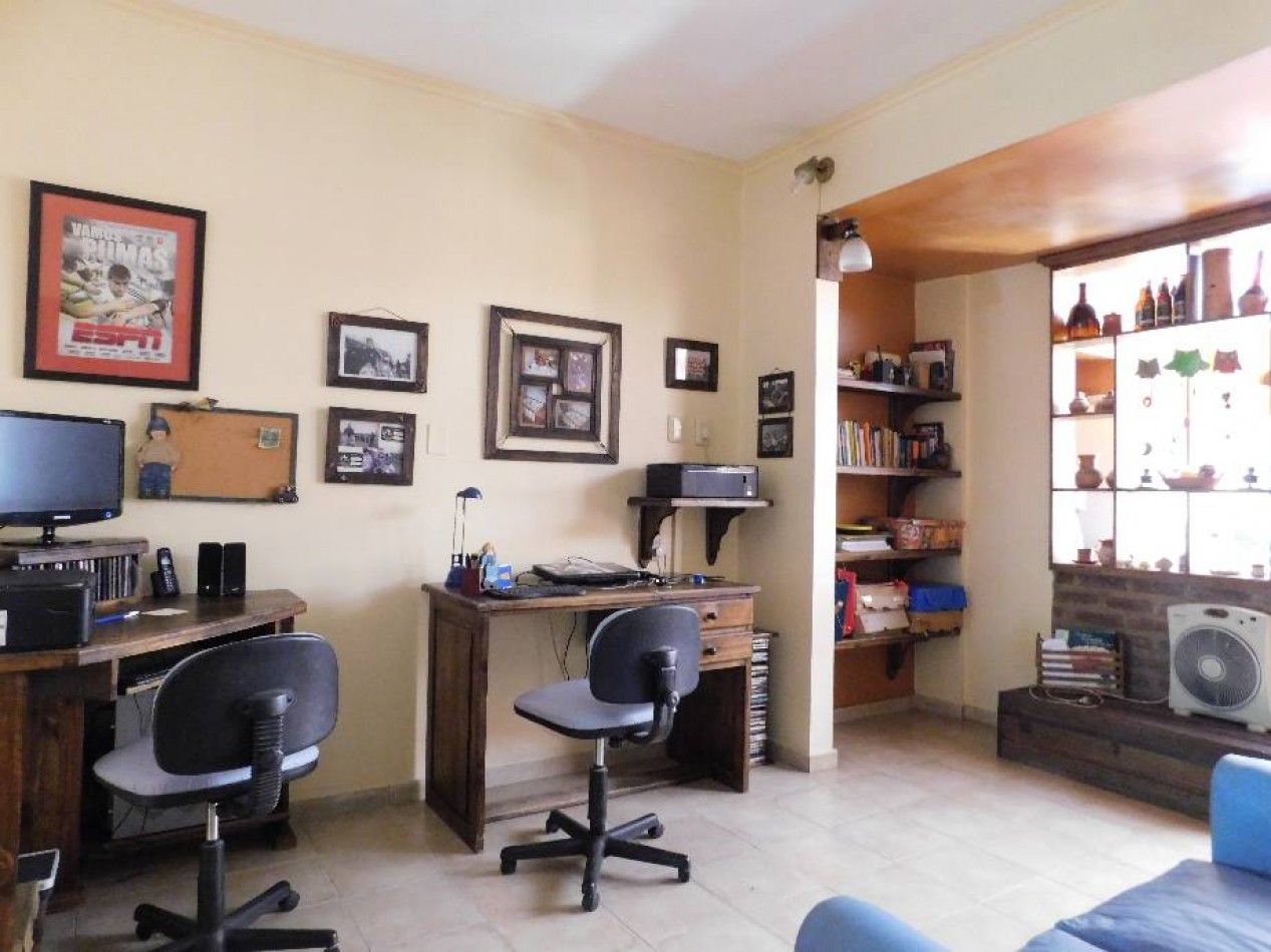 CHALET CON LOCAL EN VENTA. CASTELAR SUR. GRAN BUENOS AIRES