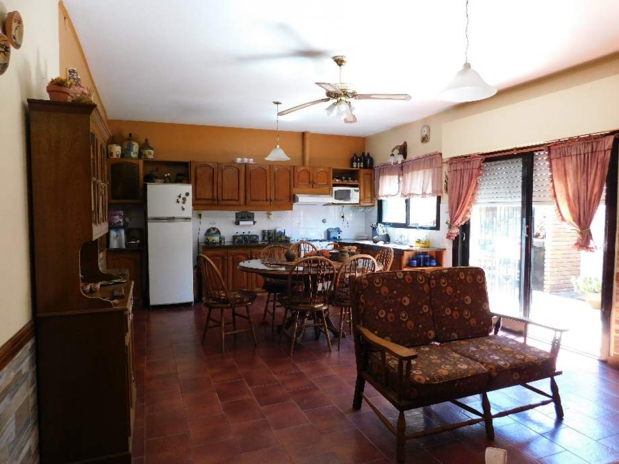 CHALET CON LOCAL EN VENTA. CASTELAR SUR. GRAN BUENOS AIRES
