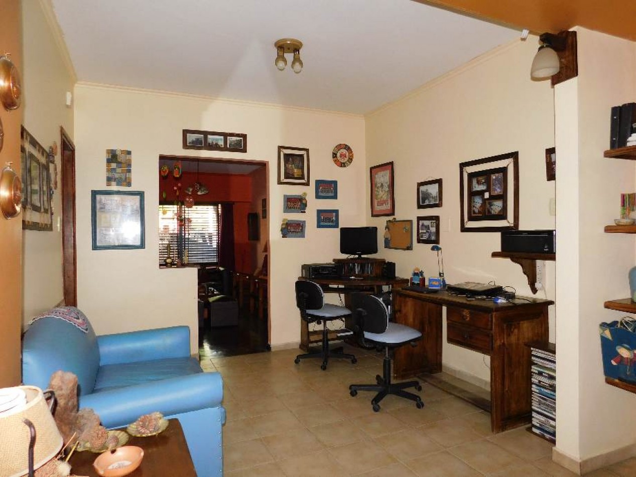 CHALET CON LOCAL EN VENTA. CASTELAR SUR. GRAN BUENOS AIRES