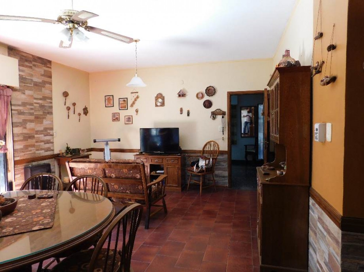 CHALET CON LOCAL EN VENTA. CASTELAR SUR. GRAN BUENOS AIRES