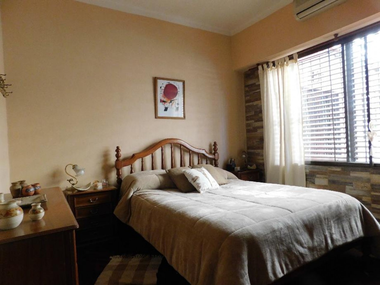 CHALET CON LOCAL EN VENTA. CASTELAR SUR. GRAN BUENOS AIRES