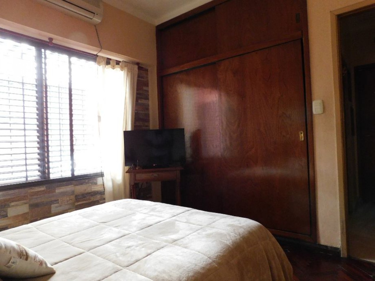 CHALET CON LOCAL EN VENTA. CASTELAR SUR. GRAN BUENOS AIRES
