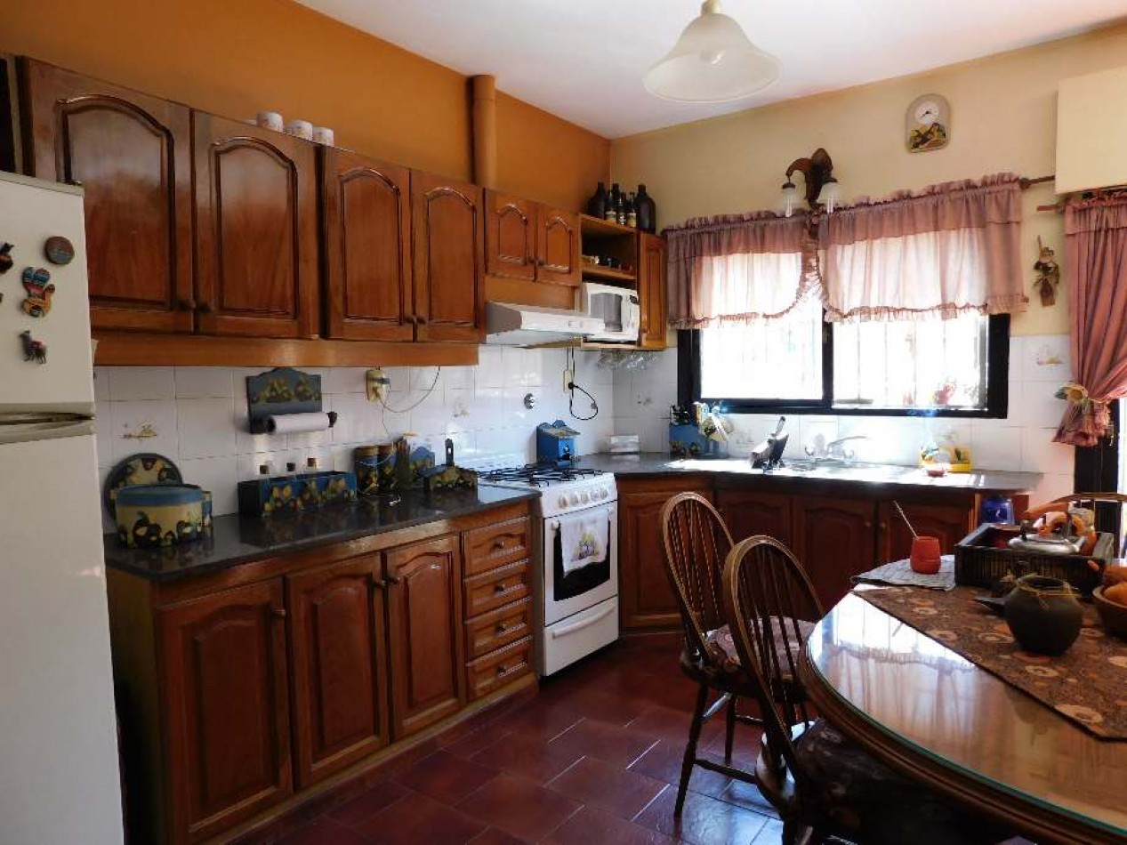 CHALET CON LOCAL EN VENTA. CASTELAR SUR. GRAN BUENOS AIRES