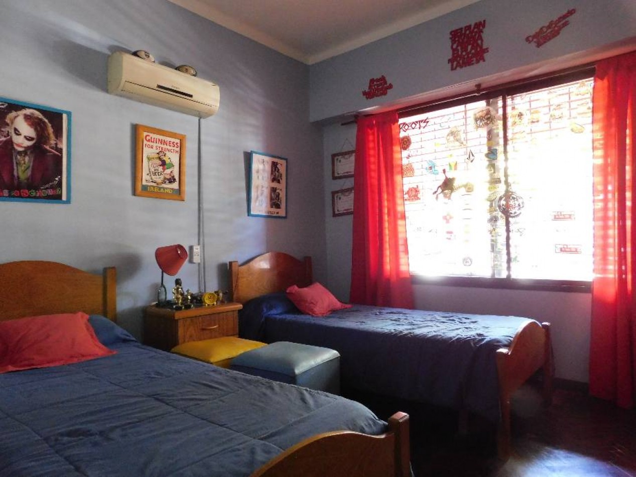 CHALET CON LOCAL EN VENTA. CASTELAR SUR. GRAN BUENOS AIRES
