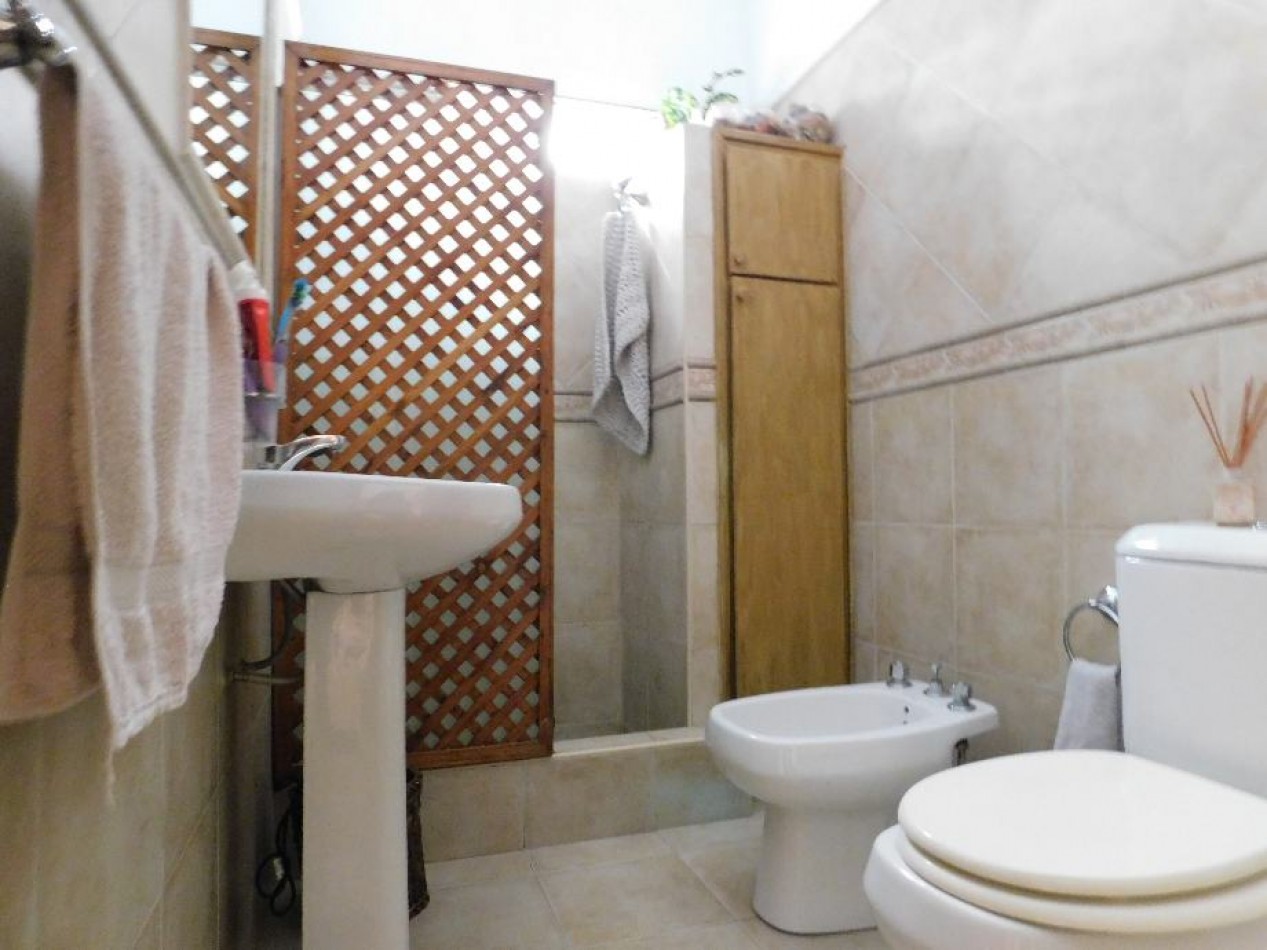 CHALET CON LOCAL EN VENTA. CASTELAR SUR. GRAN BUENOS AIRES