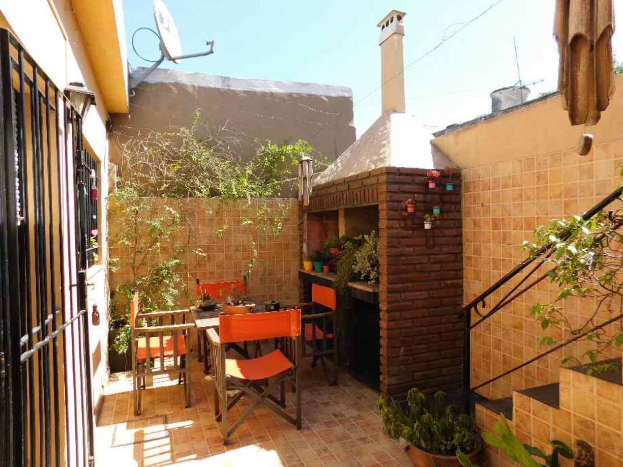 CHALET CON LOCAL EN VENTA. CASTELAR SUR. GRAN BUENOS AIRES