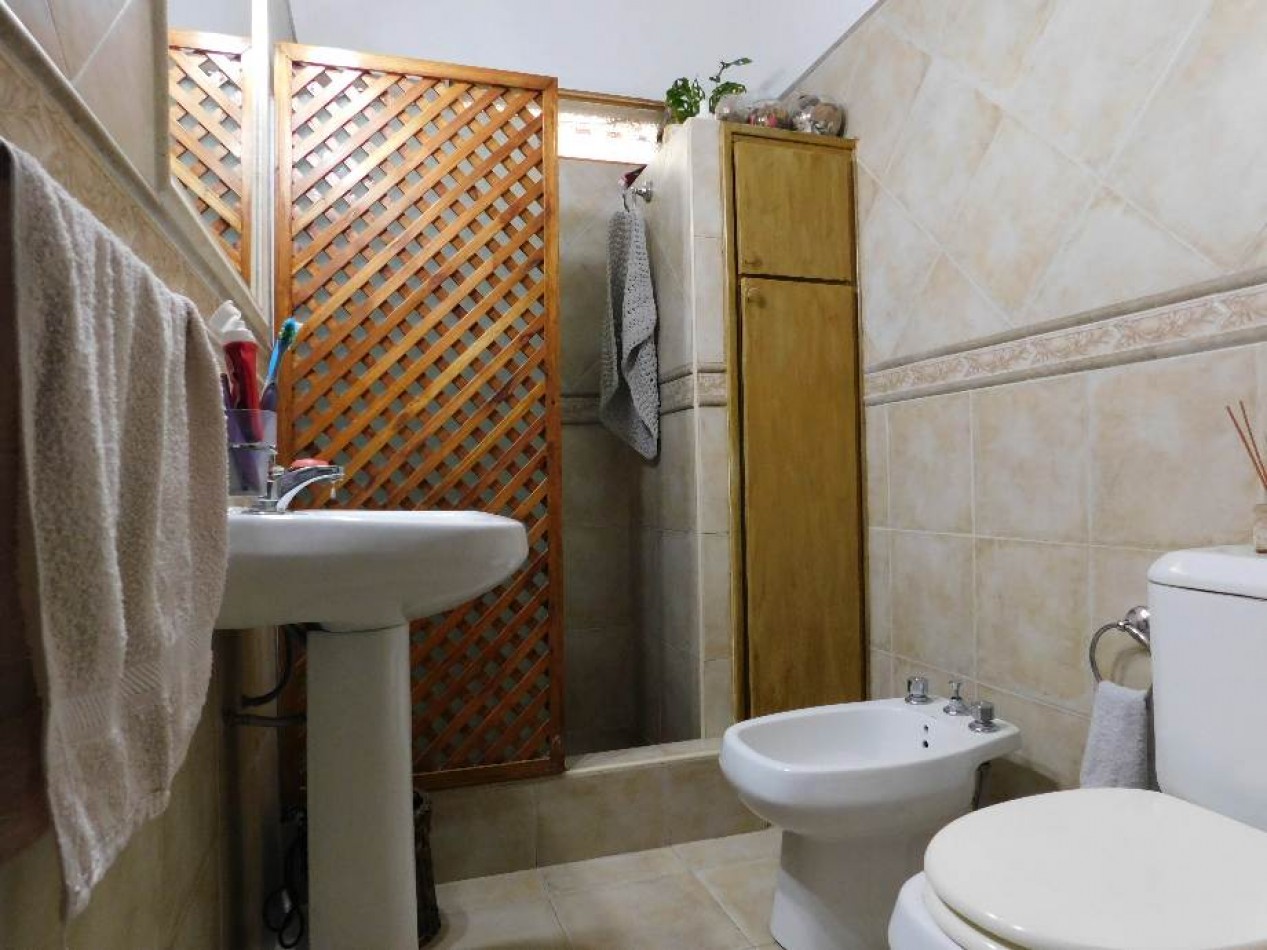 CHALET CON LOCAL EN VENTA. CASTELAR SUR. GRAN BUENOS AIRES
