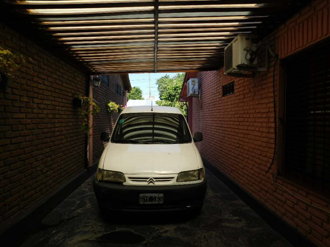 CHALET CON LOCAL EN VENTA. CASTELAR SUR. GRAN BUENOS AIRES
