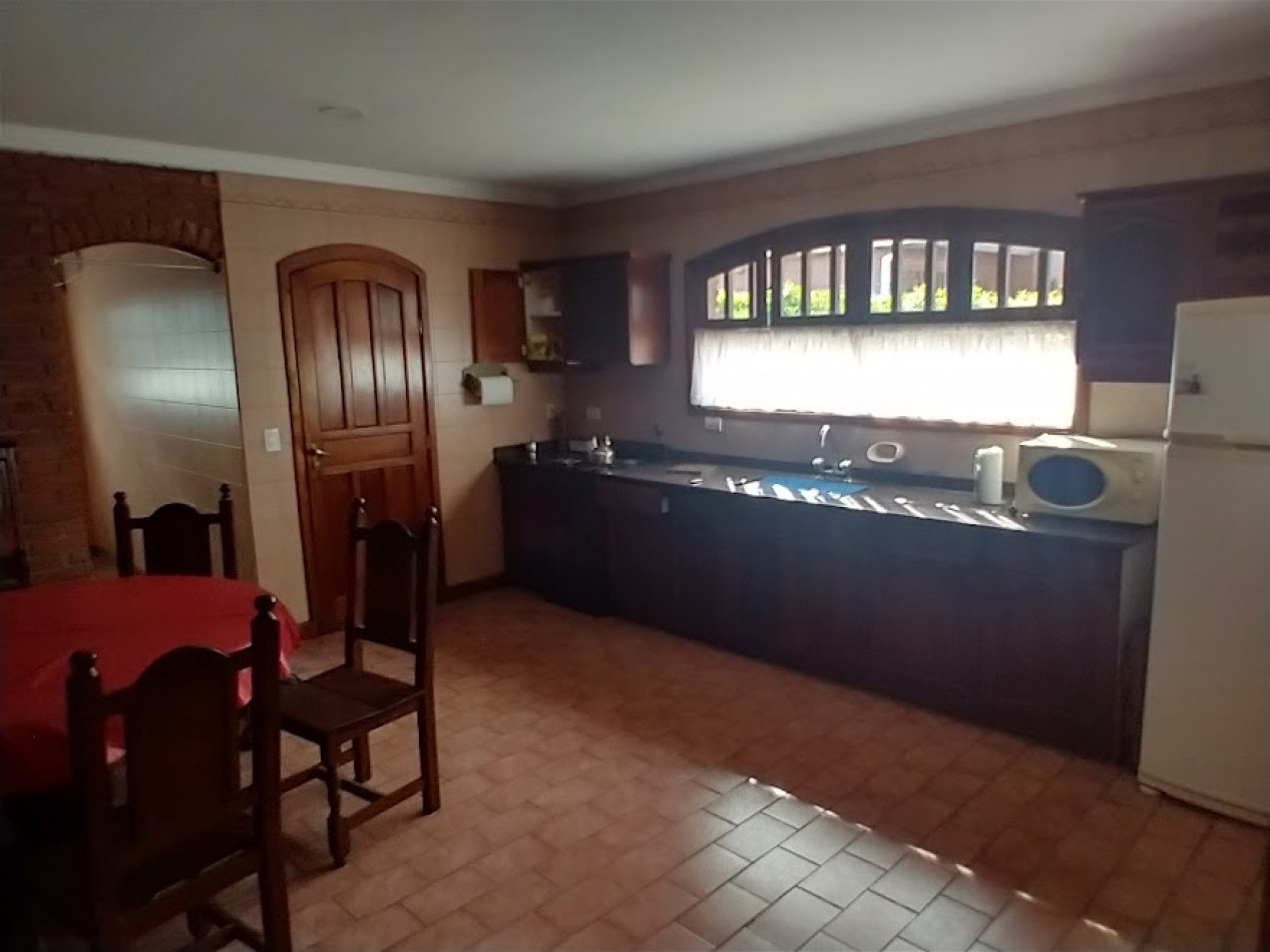 CHALET DE 4 AMBIENTES CON AMPLIO PARQUE A 7 CUADRAS DEL MAR. EL ALFAR.