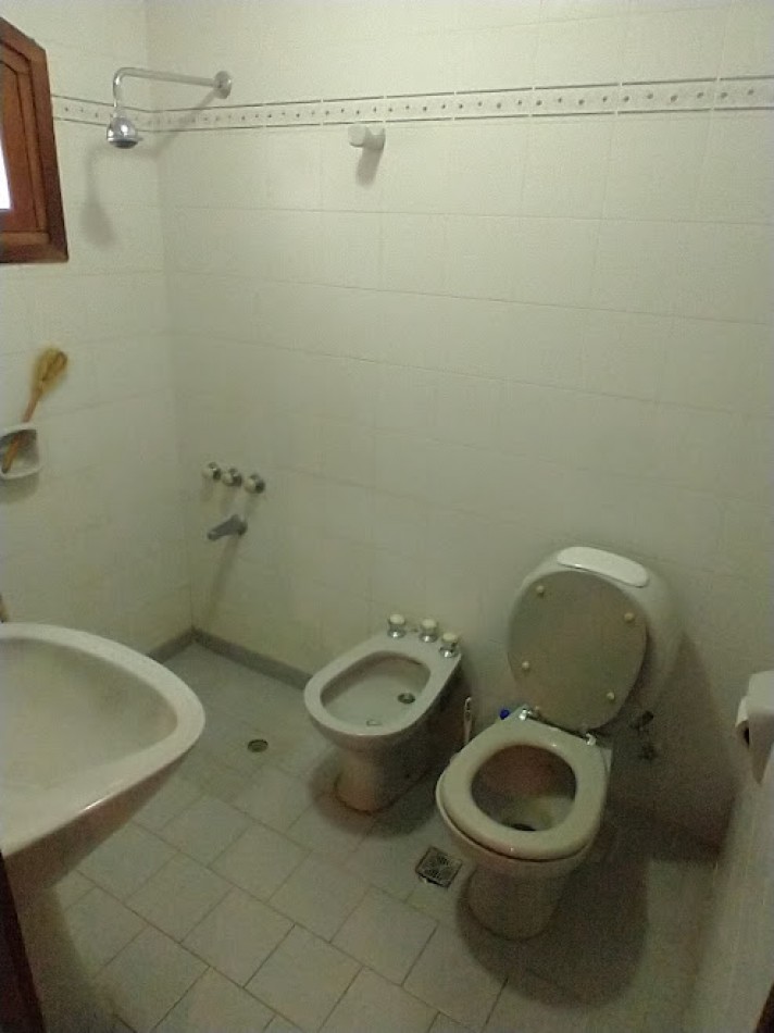 CHALET DE 4 AMBIENTES CON AMPLIO PARQUE A 7 CUADRAS DEL MAR. EL ALFAR.