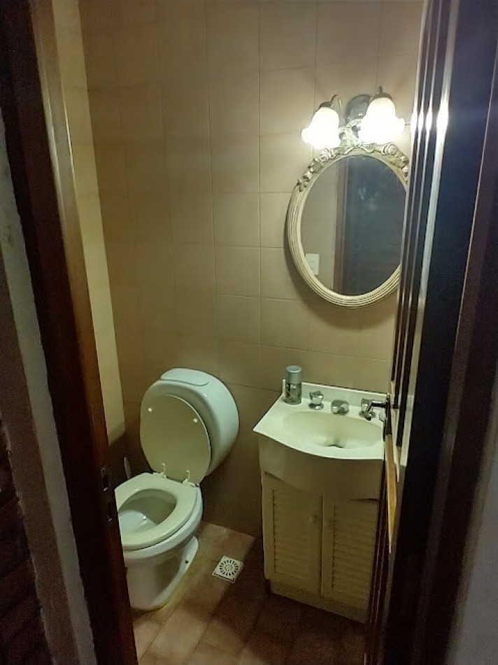 CHALET DE 4 AMBIENTES CON AMPLIO PARQUE A 7 CUADRAS DEL MAR. EL ALFAR.