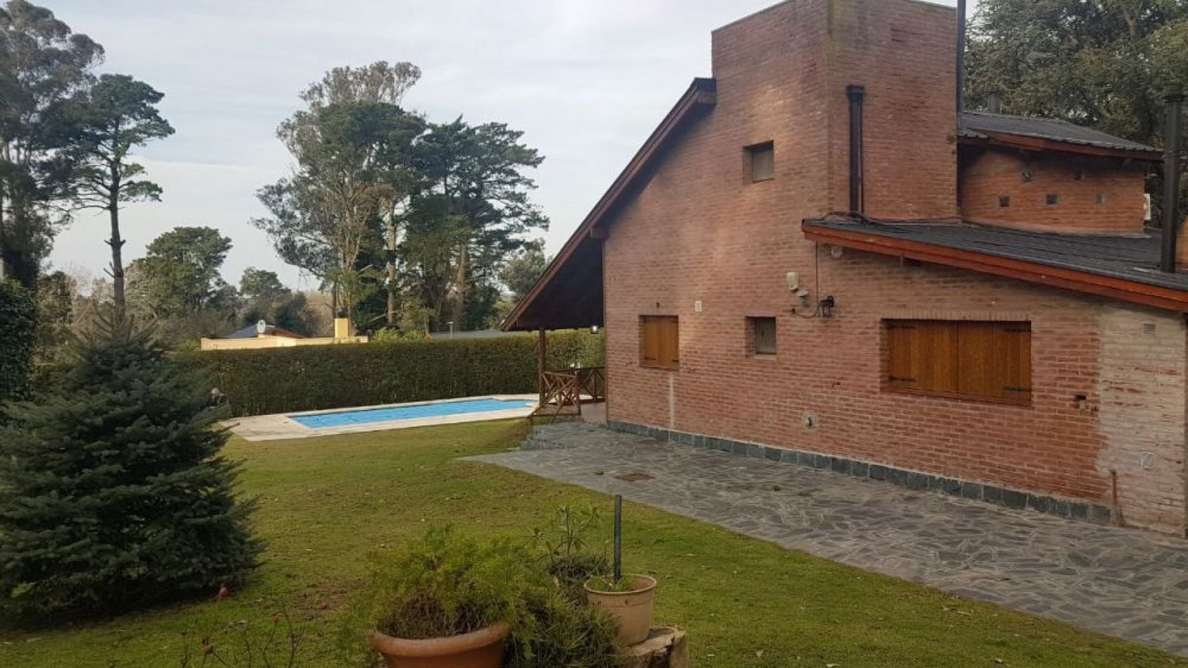 IMPECABLE CHALET DE 4 AMBIENTES CON PISCINA. SIERRAS DE LOS PADRES