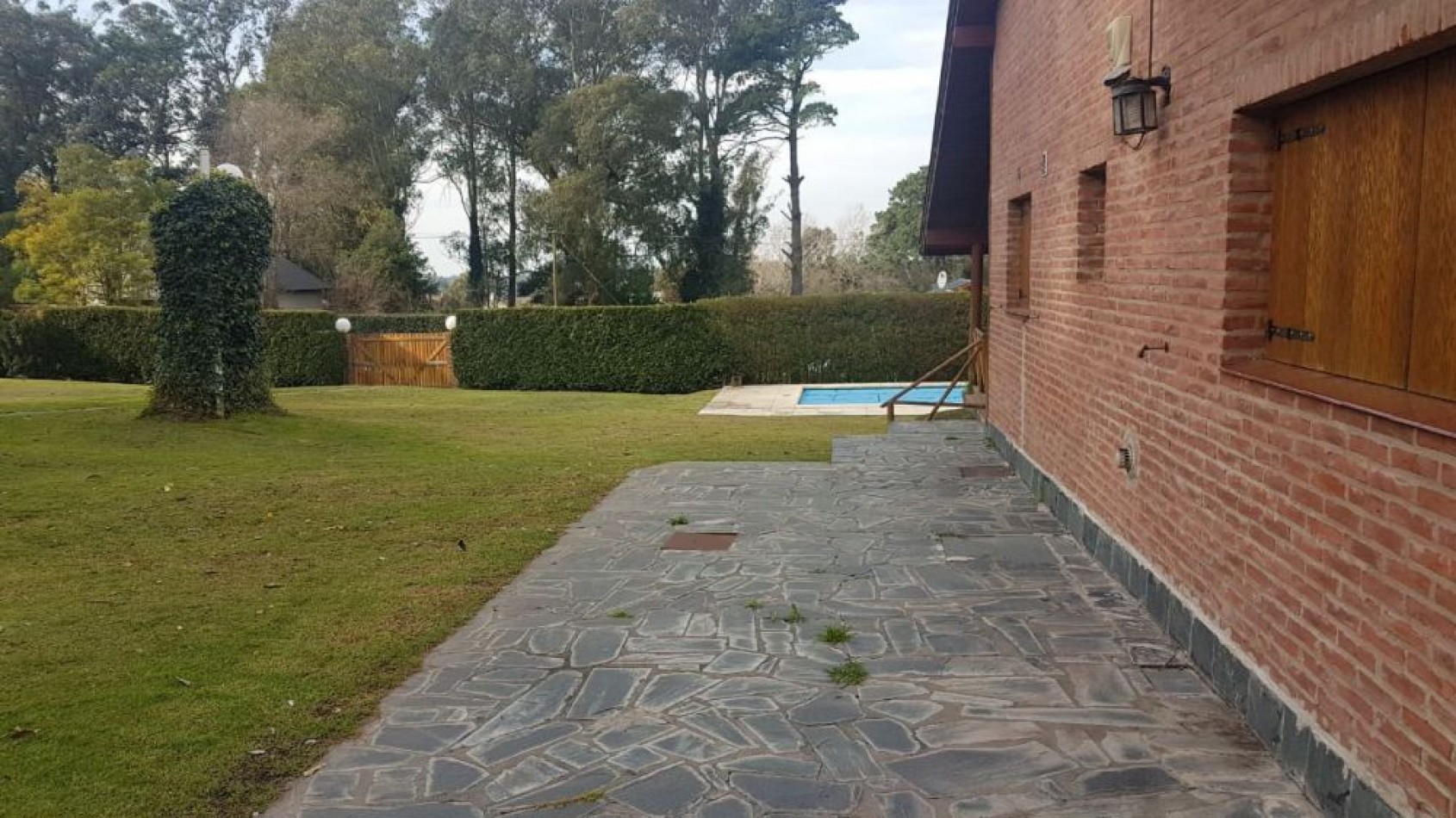 IMPECABLE CHALET DE 4 AMBIENTES CON PISCINA. SIERRAS DE LOS PADRES