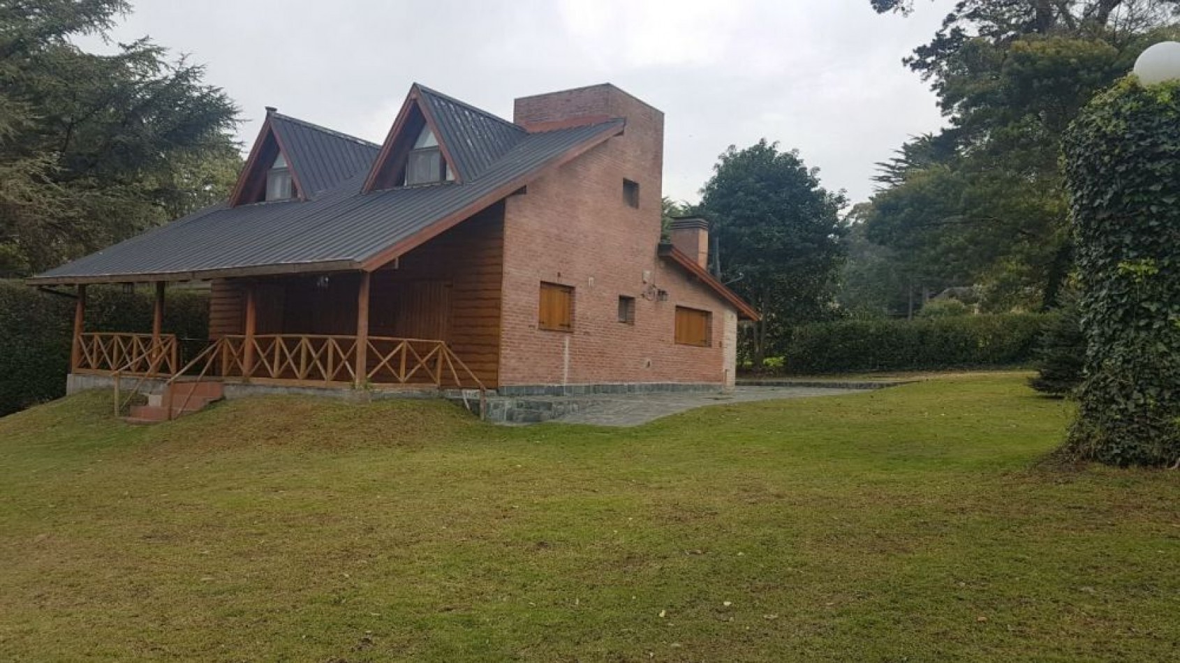 IMPECABLE CHALET DE 4 AMBIENTES CON PISCINA. SIERRAS DE LOS PADRES
