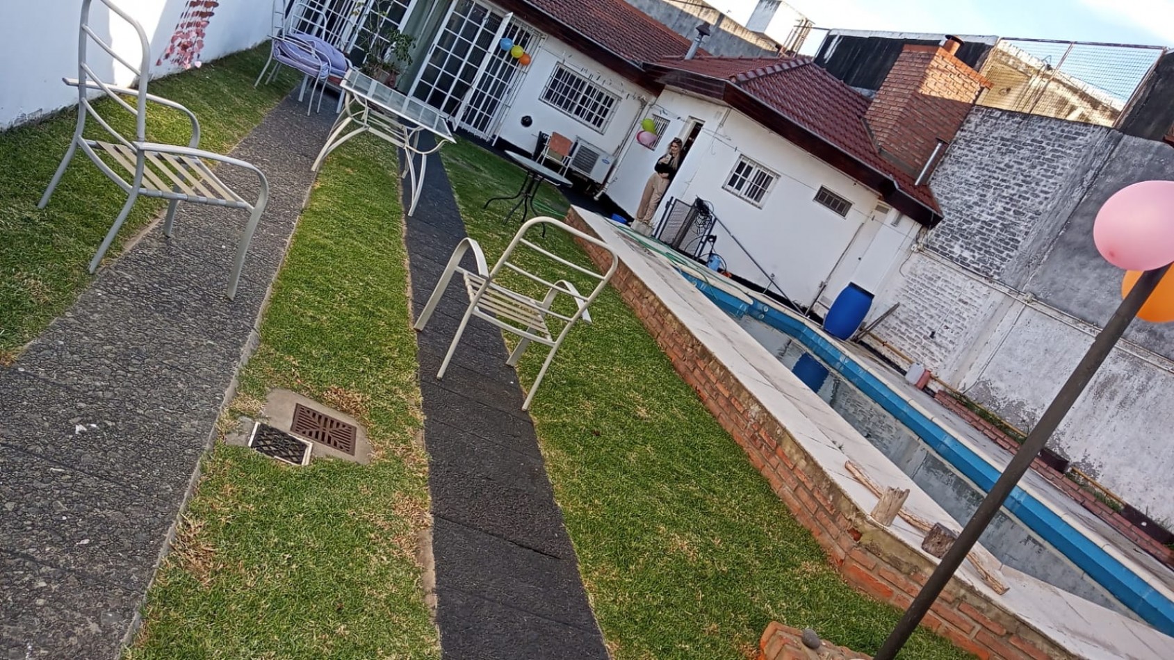CASA A TERMINAR EN CASTELAR. ZONA RESIDENCIAL. PISCINA. QUINCHO. PERMUTA POR PROPIEDAD EN MAR DEL PLATA