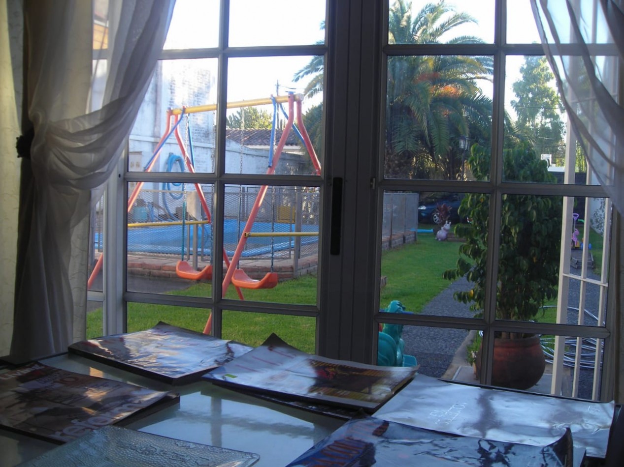 CASA A TERMINAR EN CASTELAR. ZONA RESIDENCIAL. PISCINA. QUINCHO. PERMUTA POR PROPIEDAD EN MAR DEL PLATA