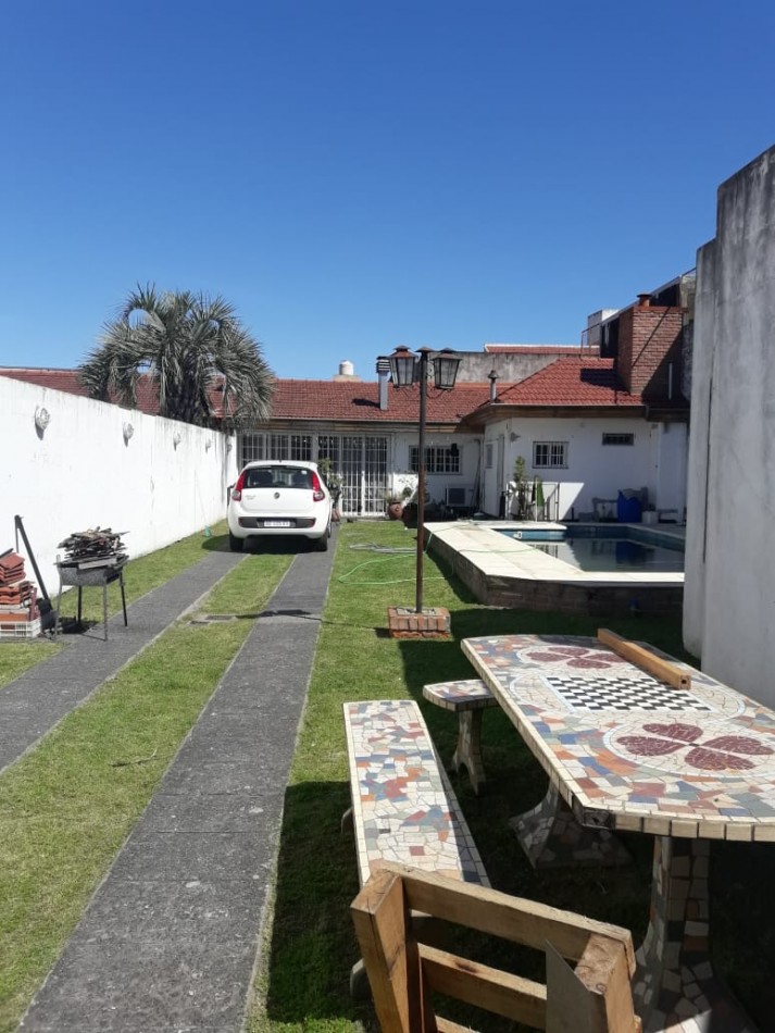 CASA A TERMINAR EN CASTELAR. ZONA RESIDENCIAL. PISCINA. QUINCHO. PERMUTA POR PROPIEDAD EN MAR DEL PLATA
