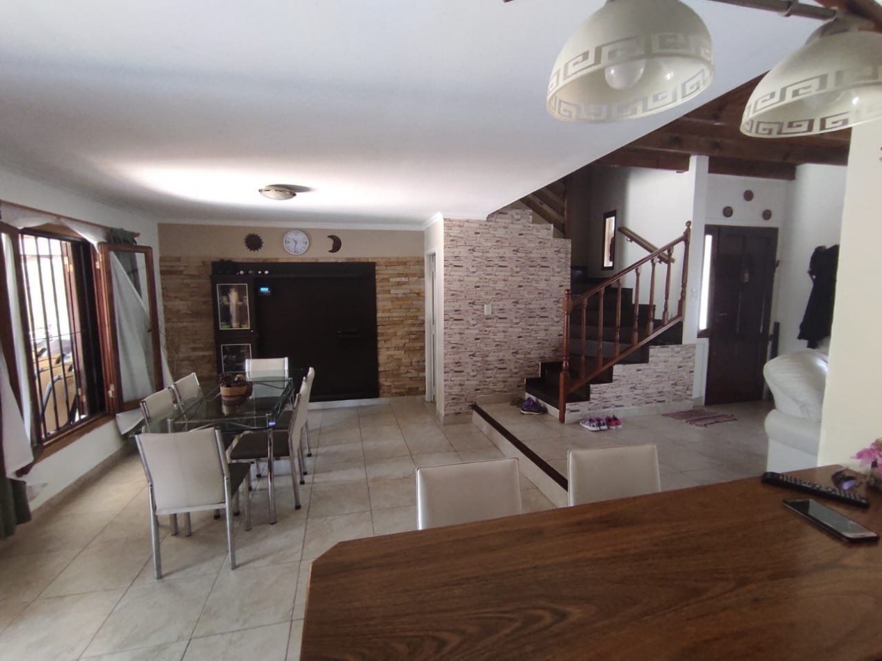 CHALET 4 AMBIENTES CON PISCINA. LA FLORIDA.