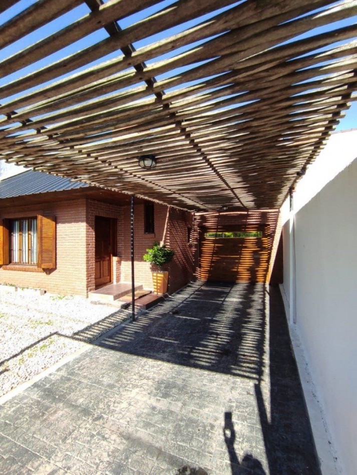 CHALET 4 AMBIENTES CON PISCINA. LA FLORIDA.