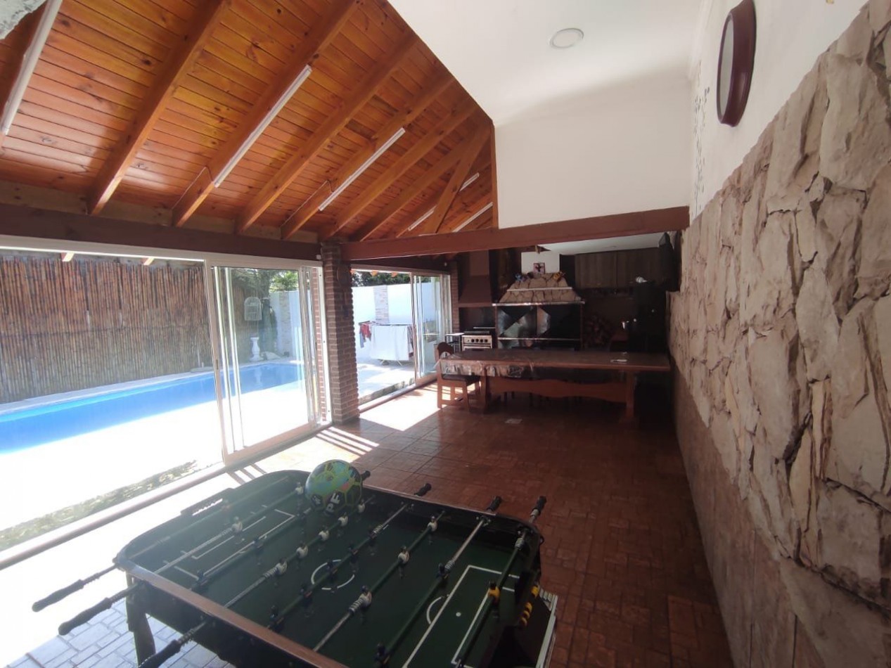 CHALET 4 AMBIENTES CON PISCINA. LA FLORIDA.