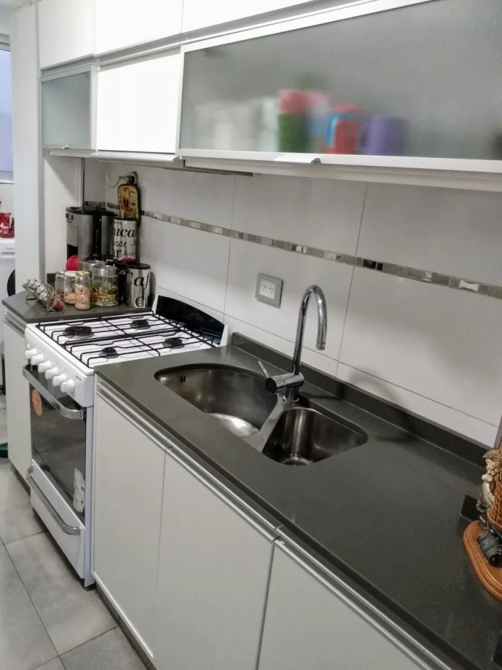Departamento tres ambintes, dos baños, con terraza y balcon, zona centrica
