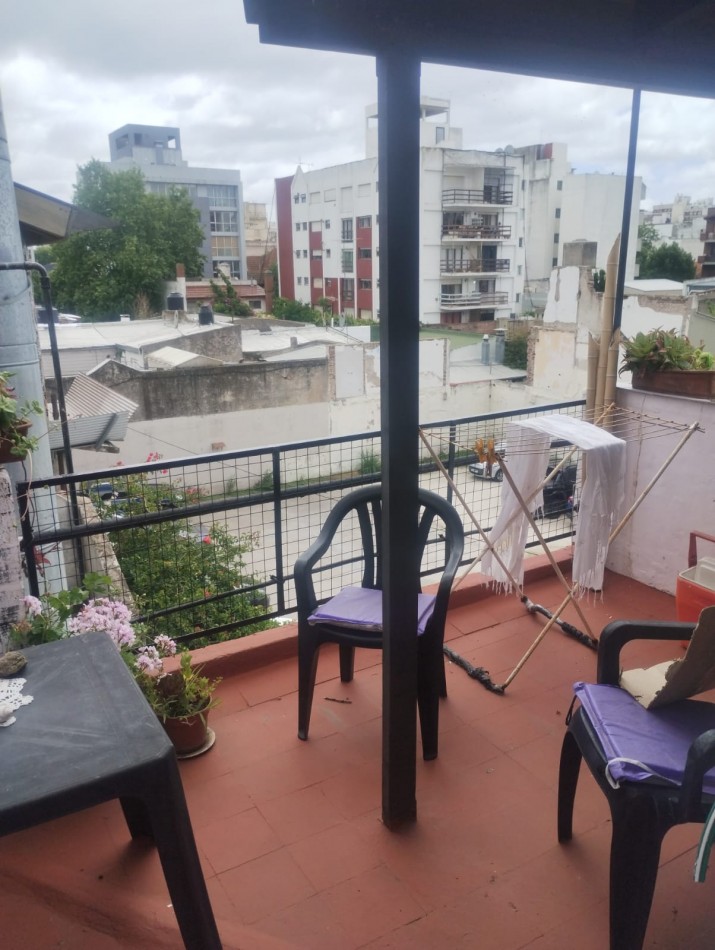 PH EN DUPLEX PLAZA ROCHA. 3 AMBIENTES CON BALCON Y DEPENDENCIA.