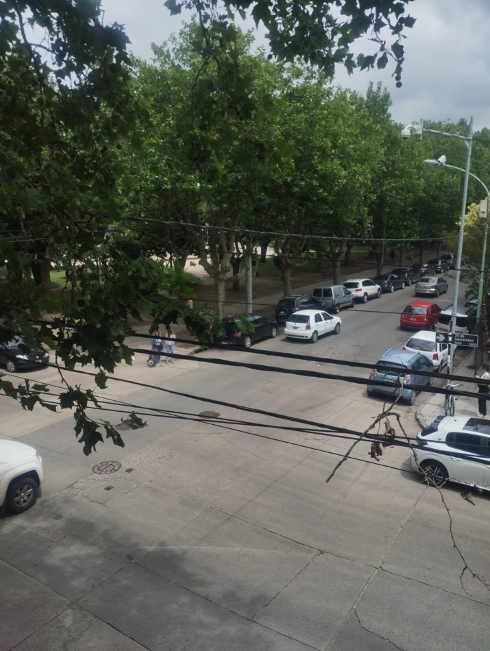 PH EN DUPLEX PLAZA ROCHA. 3 AMBIENTES CON BALCON Y DEPENDENCIA.