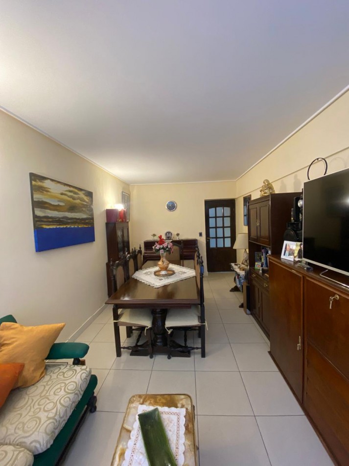 Departamento de 2 ambientes amplio con dependencia, balcon a la calle y patio.