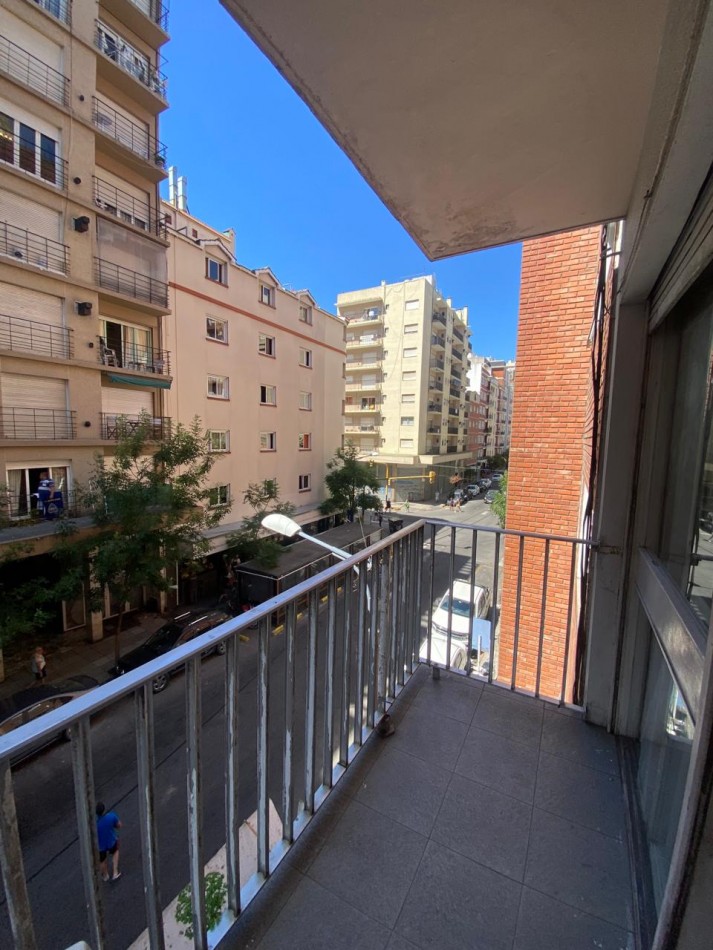 Departamento de 2 ambientes amplio con dependencia, balcon a la calle y patio.