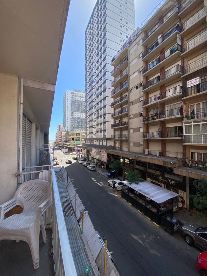 Departamento de 2 ambientes amplio con dependencia, balcon a la calle y patio.
