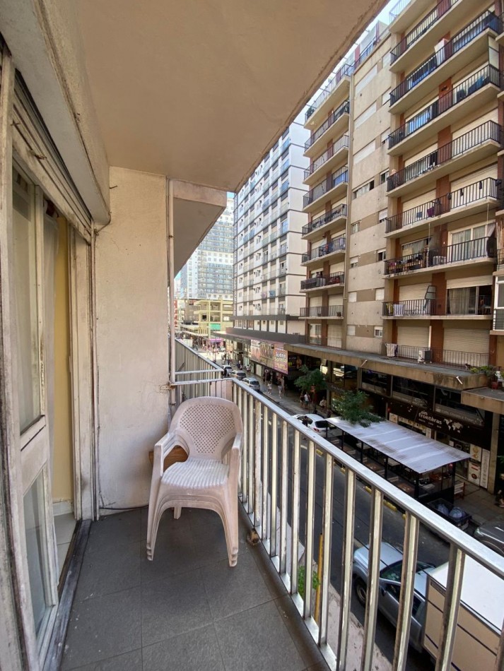 Departamento de 2 ambientes amplio con dependencia, balcon a la calle y patio.