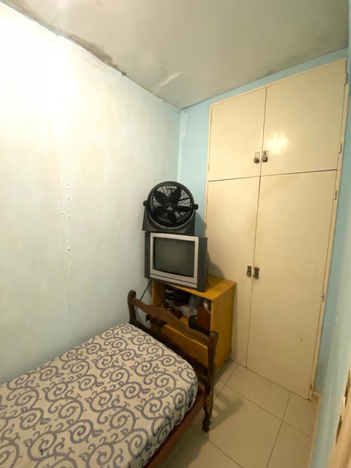 Departamento de 2 ambientes amplio con dependencia, balcon a la calle y patio.