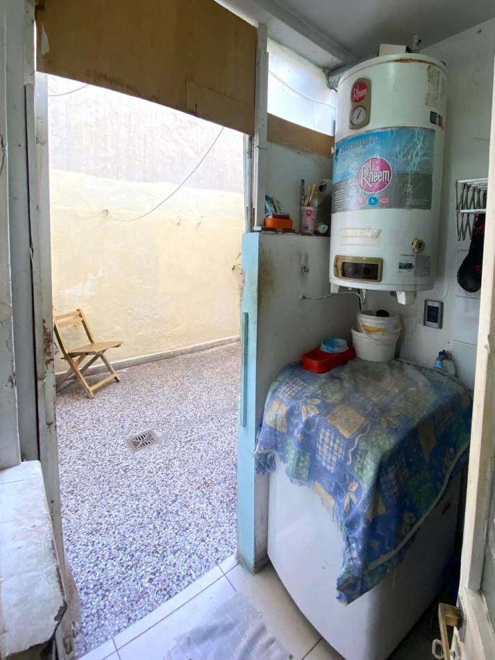 Departamento de 2 ambientes amplio con dependencia, balcon a la calle y patio.