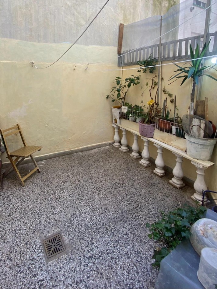 Departamento de 2 ambientes amplio con dependencia, balcon a la calle y patio.