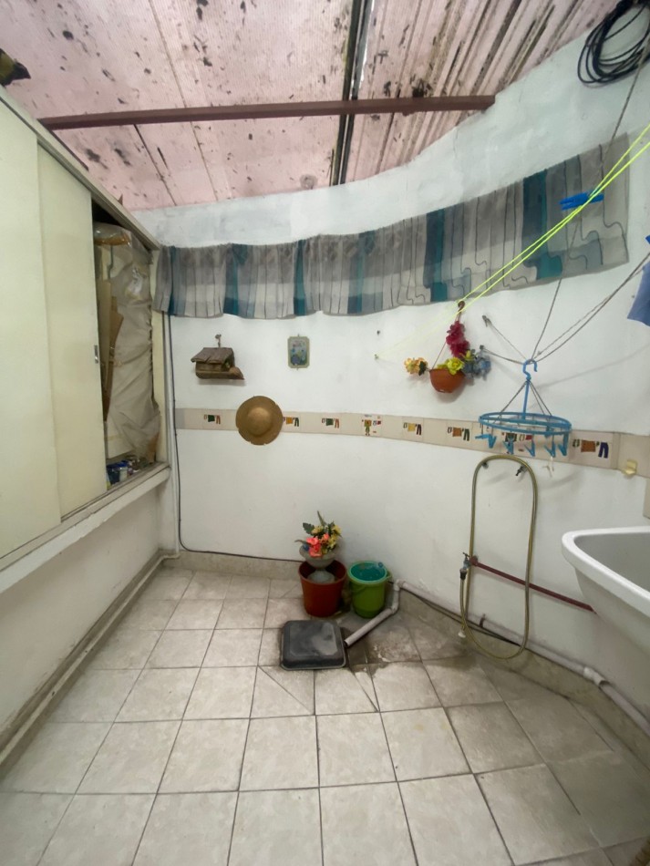 Departamento de dos ambientes a la calle en planta baja con patio