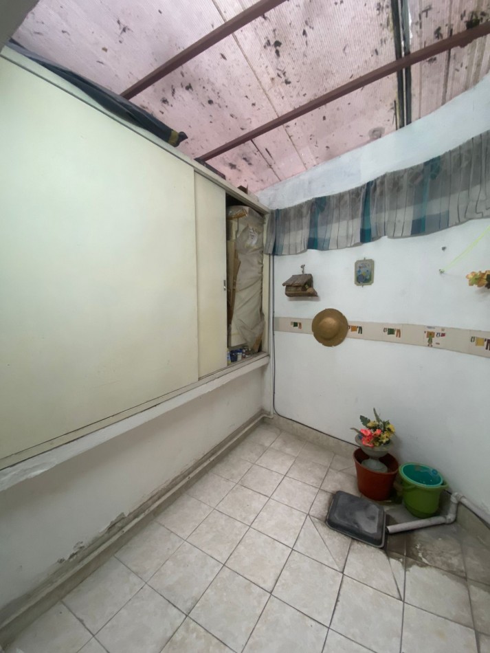 Departamento de dos ambientes a la calle en planta baja con patio